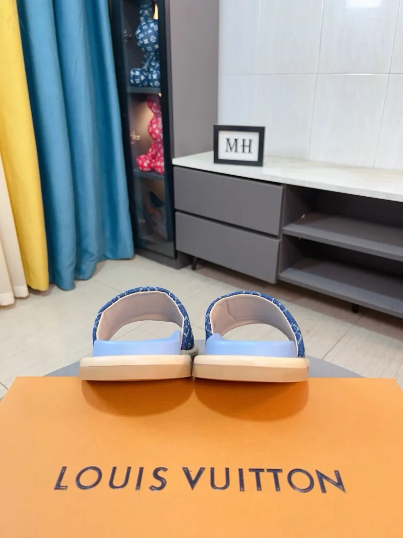 Ex-factory price 360🌹🌹 (lv-Louis Vuitton) New men's slippers, high-end boutique, exquisite embossed logo decoration on the upper, fine workmanship, super soft soles, casual, loose and comfortable, a must-have in summer! \nsize：38-44